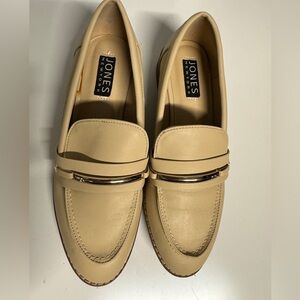 Jones NewYork loafer cream size 9 with silver accent 1 inch heel black point toe